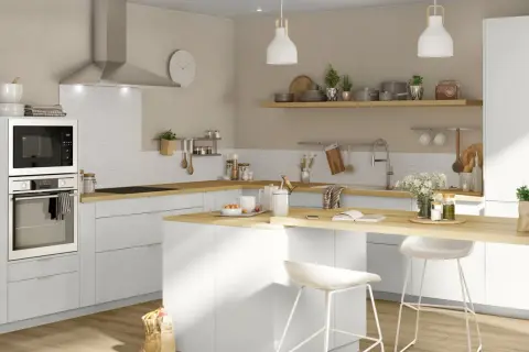 Moderna cocina office con isla central, encimeras de madera y electrodomésticos integrados. Ambiente luminoso y funcional.