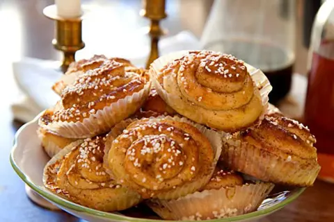 En hög med nybakade kanelbullar, perfekta för ett mysigt fika. Detta kanelbullar recept ger gyllene, sockerströsslade godsaker.