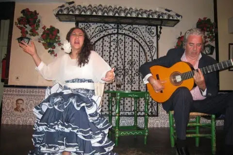 Una bailaora flamenca y un guitarrista, ¿de donde viene la palabra ole? La pasión en sus gestos evoca la fuerza de esta exclamación.