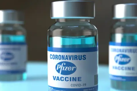 Szczepionka na covid Pfizer, trzy fiolki z niebieskim płynem, gotowe do ochrony przed wirusem.