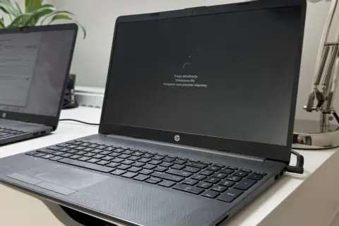 Laptop z ekranem pokazującym komunikat "Trwają aktualizacje. Ukończono 0%. Komputer musi pozostać włączony." - to najnowsza aktualizacja Windows 11.