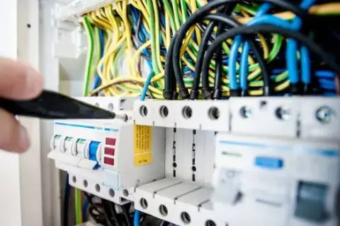 Co robi elektryk na praktykach? Oczekiwania i kluczowe umiejętności
