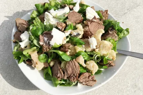 Herzhafter Salat mit zartem Rindfleisch, cremigem Ziegenkäse und knackigem Blumenkohl. Perfekt als Antwort auf die Frage: welches Fleisch zu Blumenkohl.