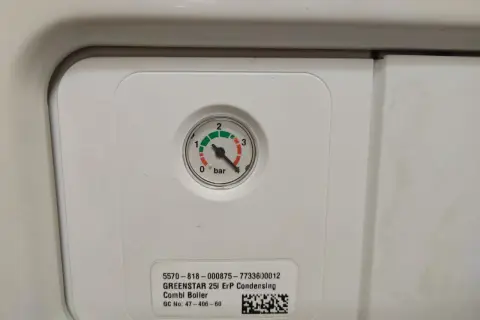 Manometro caldaia GREENSTAR 25i ErP indica pressione alta, 4 bar.