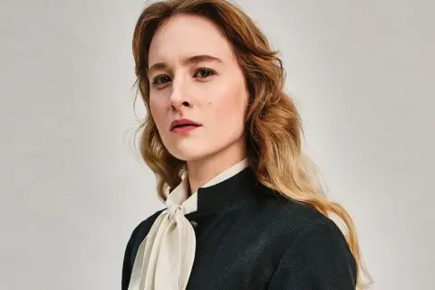 Portret Marii Kowalskiej, aktorki o rudych włosach, w eleganckim żakiecie i z kremową apaszką.