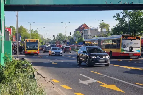 Wisłostrada korek dziś. Autobusy i samochody stoją w korku pod wiaduktem.