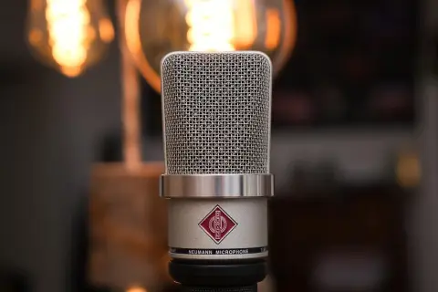 Profesjonalny mikrofon Neumann TLM 103, idealny wybór, jaki mikrofon do śpiewania dla artystów ceniących czyste brzmienie.