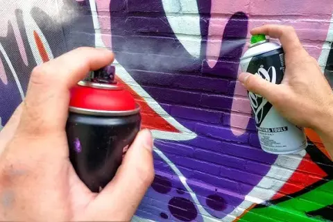 Jak się maluje graffiti: proste techniki i materiały dla początkujących