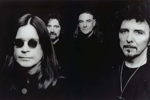 Vier Männer posieren für ein Foto. Sie sind die Mitglieder der ersten Metal Band, Black Sabbath.