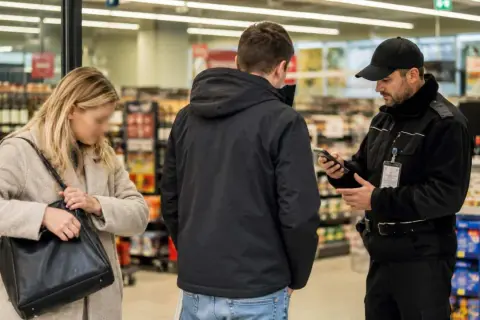 Ochroniarz zatrzymał kobietę, która próbowała ukraść towar. To pokazuje, co grozi za kradzież w sklepie.