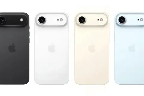 Cztery wersje kolorystyczne iPhone 17 Air: czarny, biały, kremowy i błękitny. Każdy z nich ma podwójny aparat i logo Apple.