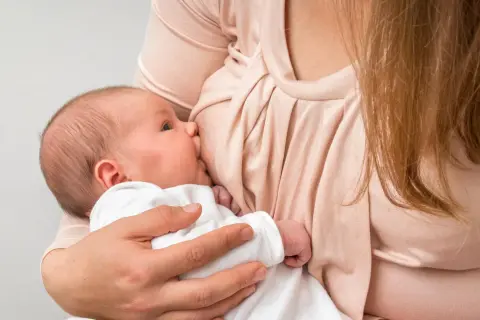 Matka karmi piersią noworodka. To naturalny sposób, by zapewnić dziecku wszystko, co najlepsze, podobnie jak troska o to, co dawać samicy po wykocie.
