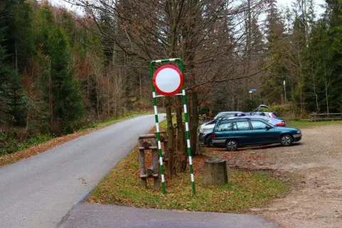 Gdzie zostawić samochód pod Baranią Górą? Sprawdź najlepsze parkingi i uniknij problemów!