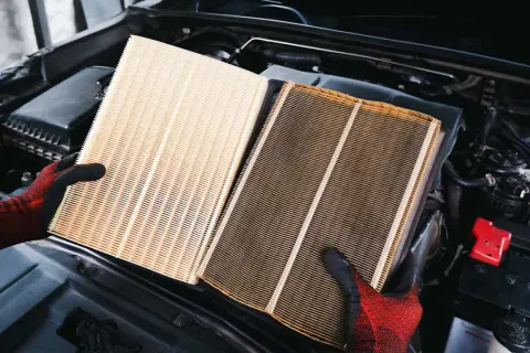 Porównanie nowego filtra powietrza i brudnego filtra kabinowego. Wymiana filtrów to podstawa sprawnego auta.