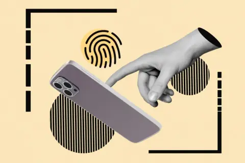 Dłoń z telefonem i odcisk palca. Jak sprawdzić czy ktoś ma dostęp do mojego telefonu?