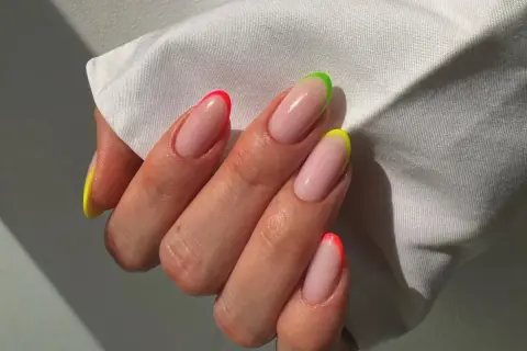 Letni french manicure z neonowymi końcówkami w kolorach: żółtym, zielonym i różowym. Idealny na wakacyjne szaleństwo!