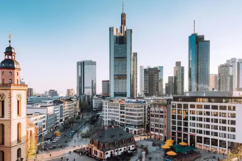 Frankfurcka panorama z wieżowcami i zabytkowym kościołem. Idealne miejsce na tanie loty z Niemiec!
