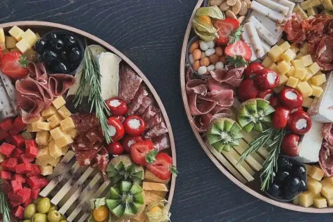 Perfekcyjna deska serów: Jak podać sery na stół z klasą?