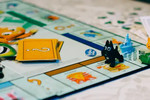Jak grać w Monopoly Junior – proste zasady dla dzieci i rodziców