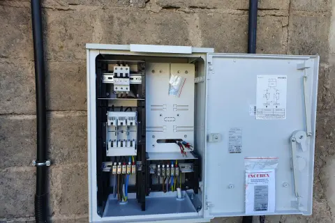 Jak podłączyć uziemienie w rozdzielni - uniknij niebezpieczeństw elektrycznych