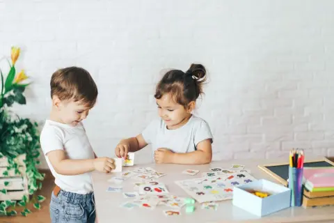 Stolik edukacyjny czy warto kupić? Oto prawdziwe korzyści dla dziecka