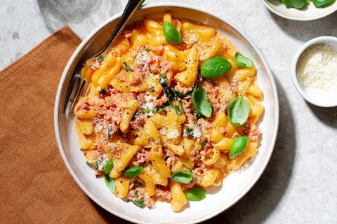 En krämig salsiccia pasta med färsk basilika och riven parmesan. En härlig rätt som passar perfekt för en mysig middag.