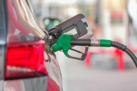 Tankowanie mojego Kia Ceed 1.4 benzyna. Zielony pistolet na stacji paliw.