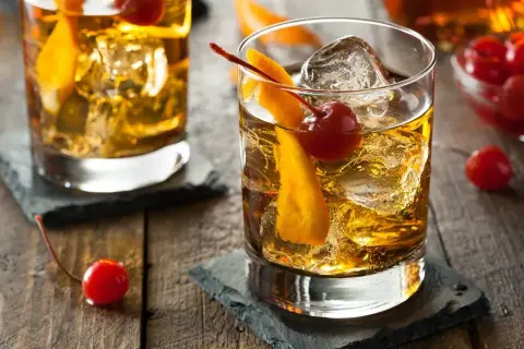 Ile kosztują drinki w klubach? Sprawdź ceny i oszczędź na imprezie