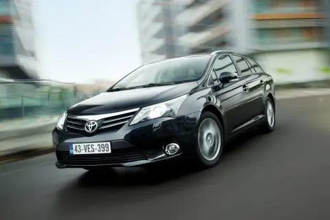 Czarna Toyota Avensis T27 w ruchu. Szukasz informacji, jakie żarówki do toyoty avensis t27?