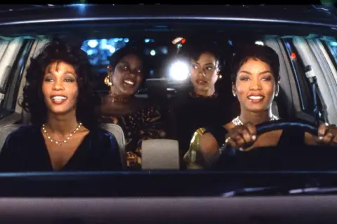Whitney Houston i jej przyjaciółki w samochodzie, scena z filmu "Czekając na spełnienie".