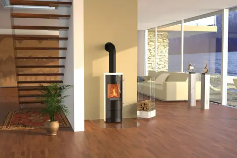 Moderner Kaminofen eines deutschen Kaminofenherstellers mit brennendem Feuer. Daneben ein Stapel Holz.