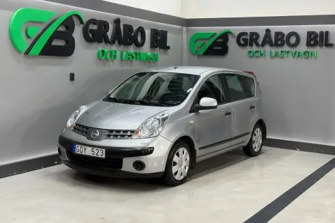 Silver Nissan Note, GDY 523, står redo för att lösa eventuella nissan note problem hos Gråbo Bil.