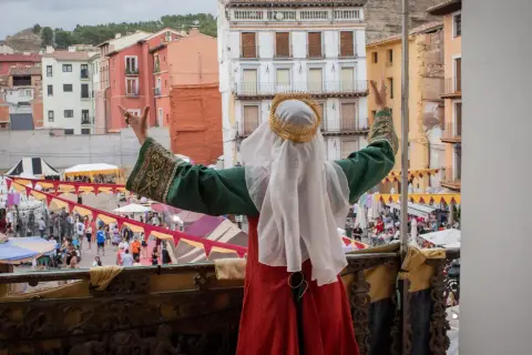 Una figura con corona y velo blanco, vestida con túnica verde y roja, celebra las alfonsadas Calatayud.