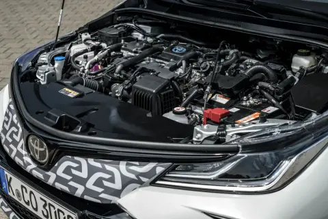 Silnik hybrydowy Toyoty Matrix, pełen przewodów i elementów, gotowy do pracy.