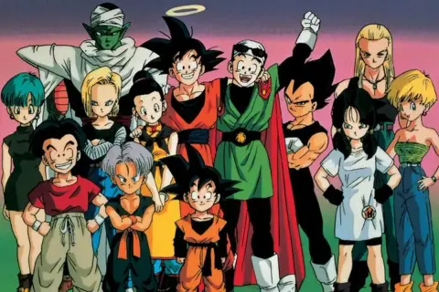 Eine Gruppe von bekannten Dragon Ball Charakteren, darunter Goku, Vegeta, Piccolo und viele mehr, posiert fröhlich für ein Bild.