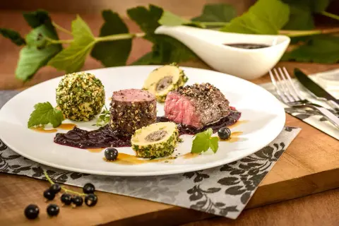 Edles Fleischgericht mit Johannisbeeren-Sauce und Kräuterkugeln. Perfekt für Johannisbeeren Rezepte.