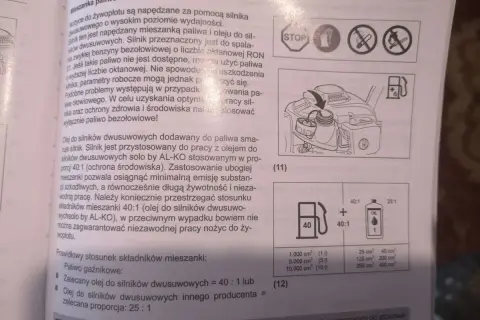 Instrukcja podaje, ile oleju do benzyny do kosiarki należy użyć: 40:1 dla oleju AL-KO, 25:1 dla innych.