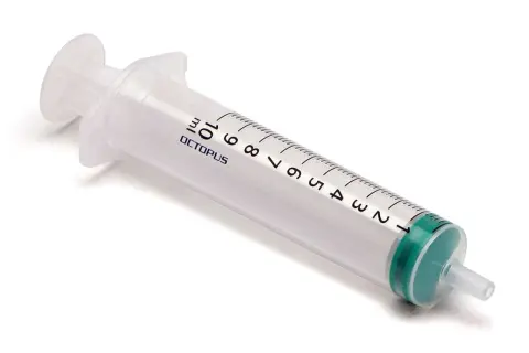 Une seringue graduée de 10 ml, marque OCTOPUS, prête à contenir de la colle en seringue pour un usage précis.