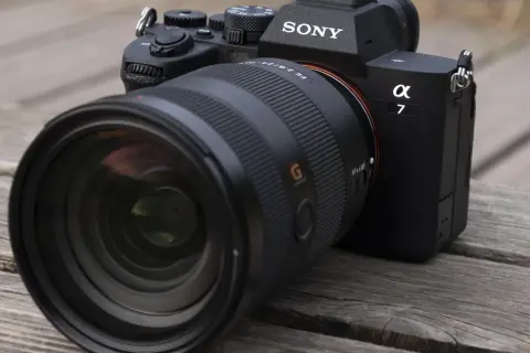Appareil photo Sony Alpha 7 IV avec objectif zoom 24-70mm f/2.8 GM, prêt pour capturer des moments inoubliables.