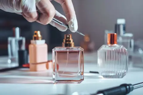 Jak otworzyć butelkę po perfumach bez uszkodzenia zawartości