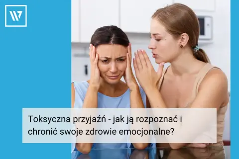 Kobieta szepcze coś do ucha drugiej, która wygląda na zrozpaczoną. Pamiętaj, jeśli ktoś traktuje cię źle, to nie jest prawdziwa przyjaźń.