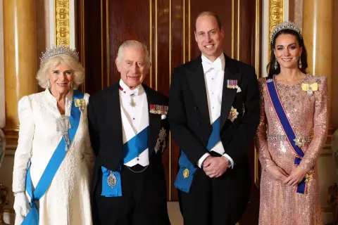 Król Wielkiej Brytanii Karol III z rodziną, w tym z księciem Williamem i księżną Kate, w strojach galowych.