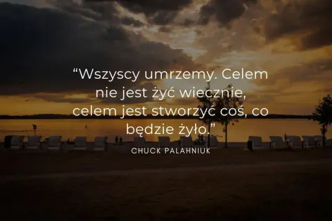 Zachód słońca nad jeziorem, z cytatami z życia Chucka Palahniuka: "Wszyscy umrzemy. Celem nie jest żyć wiecznie, celem jest stworzyć coś, co będzie żyło.”