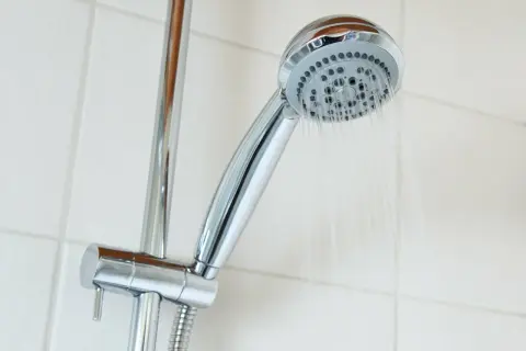 Ducha con buena presión de agua, demostrando como dar presión al agua sin bomba.