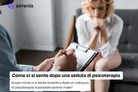 Un terapeuta scrive appunti mentre una donna, visibilmente turbata, è seduta di fronte. Scopri come ci si sente dopo una seduta di psicoterapia.