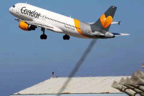 Ein Condor-Flugzeug hebt ab, während ein Streik die Reisepläne beeinflusst.