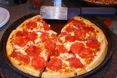 Ile cm ma duża pizza w Pizza Hut? Poznaj wymiary i porcje
