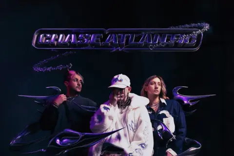 Trzech artystów z zespołu Chase Atlantic na mrocznym tle, gotowych na koncert.