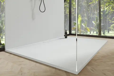 Piatto doccia bianco moderno con vista su foresta tropicale. Ideale per chi cerca consigli su come pulire il piatto doccia.