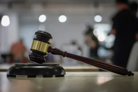 Sąd arbitrażowy: Szybka alternatywa? Poznaj wady i zalety!